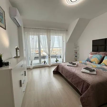 Panoramic View Near Airport דירה