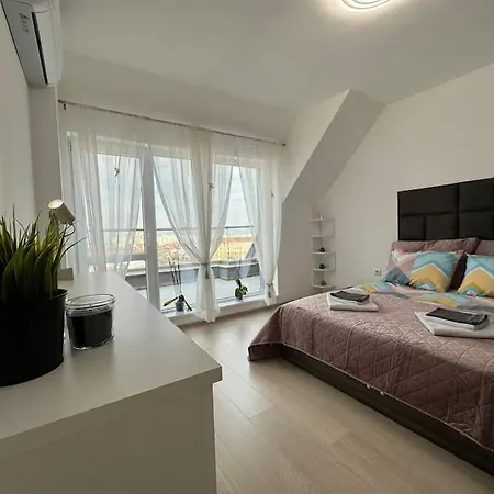 Panoramic View Near Airport Apartment